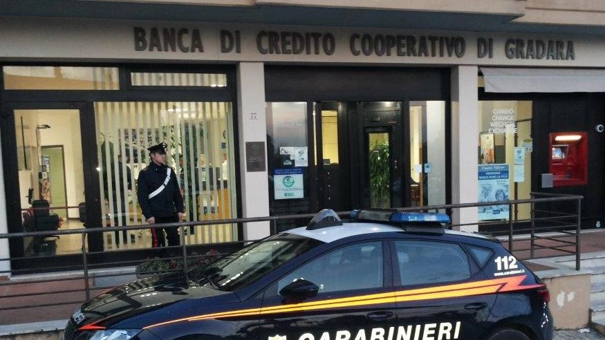 IL SOPRALLUOGO L’intervento dei carabinieri ieri davanti alla filiale