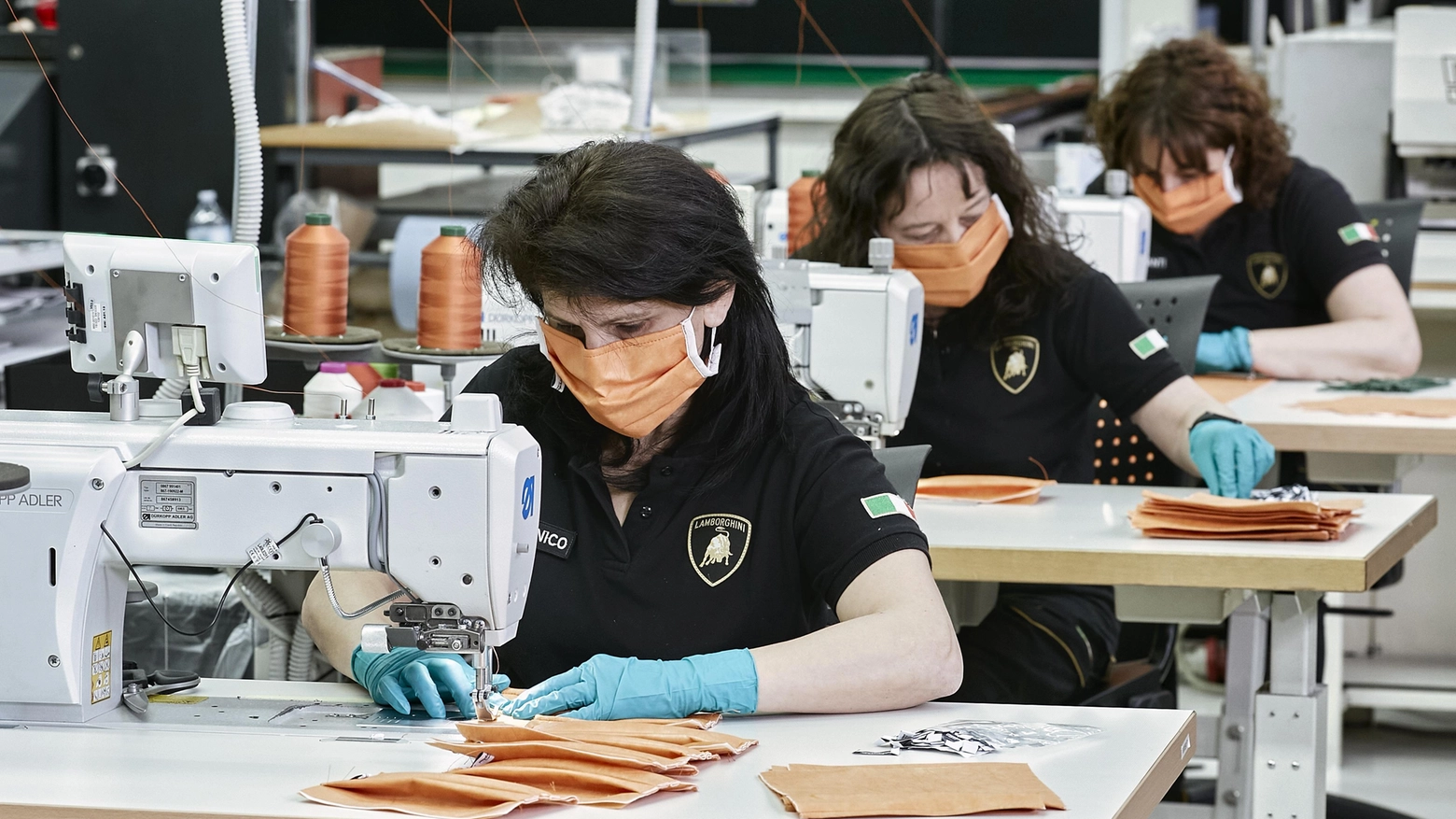 Produzione di mascherine nella fabbrica della Lamborghini