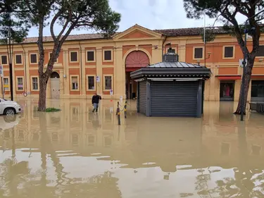 Alluvione Ravenna oggi: cinque morti e un disperso, continue evacuazioni, Cervia e Lugo allagate