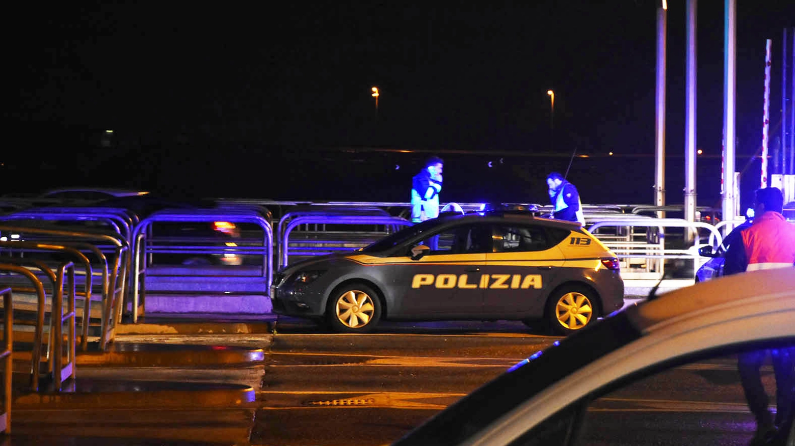L'intervento della polizia al casello di Reggio (foto Artioli)
