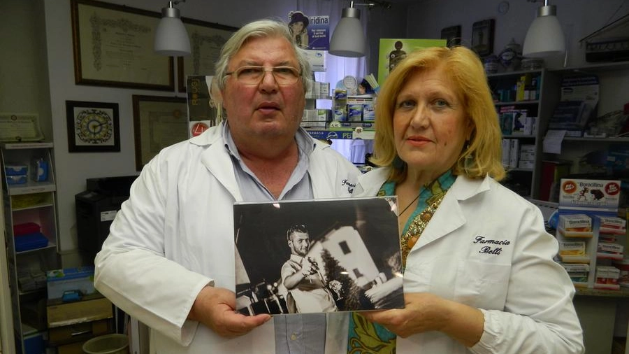 Renzo e Carla Belli, farmacisti di Concordia, mostrano la foto degli figlio Marco