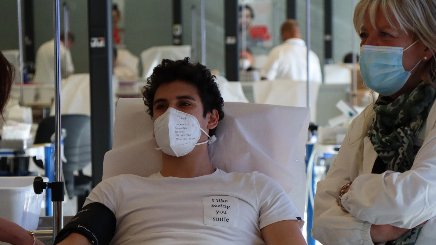 Francesco Aiello durante la donazione di plasma