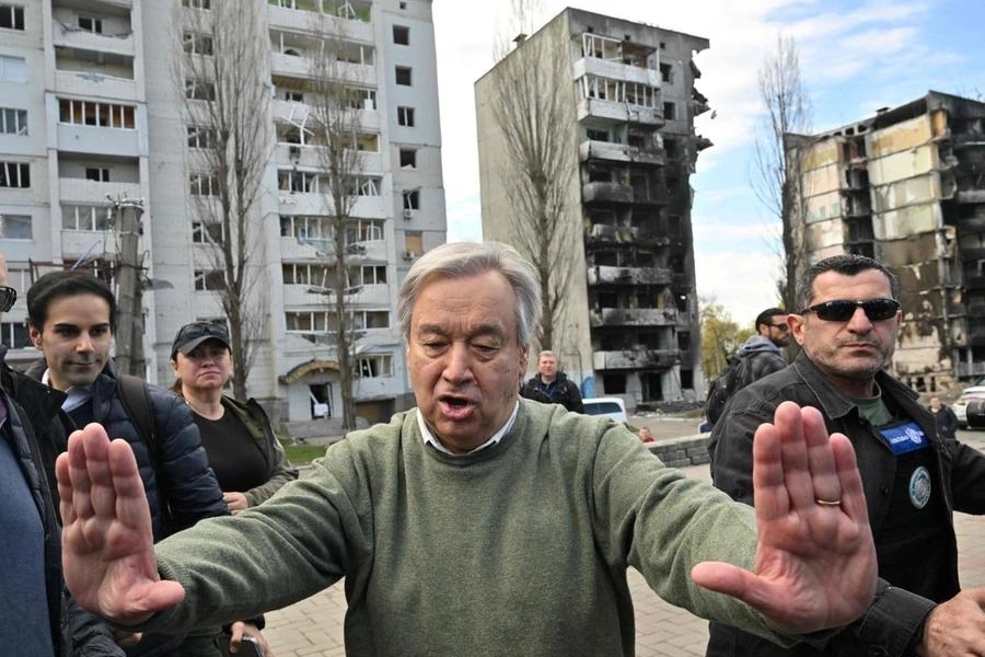 Il segretario Onu, Antonio Guterres, a Borodianka, vicino a Kiev (Ansa) 