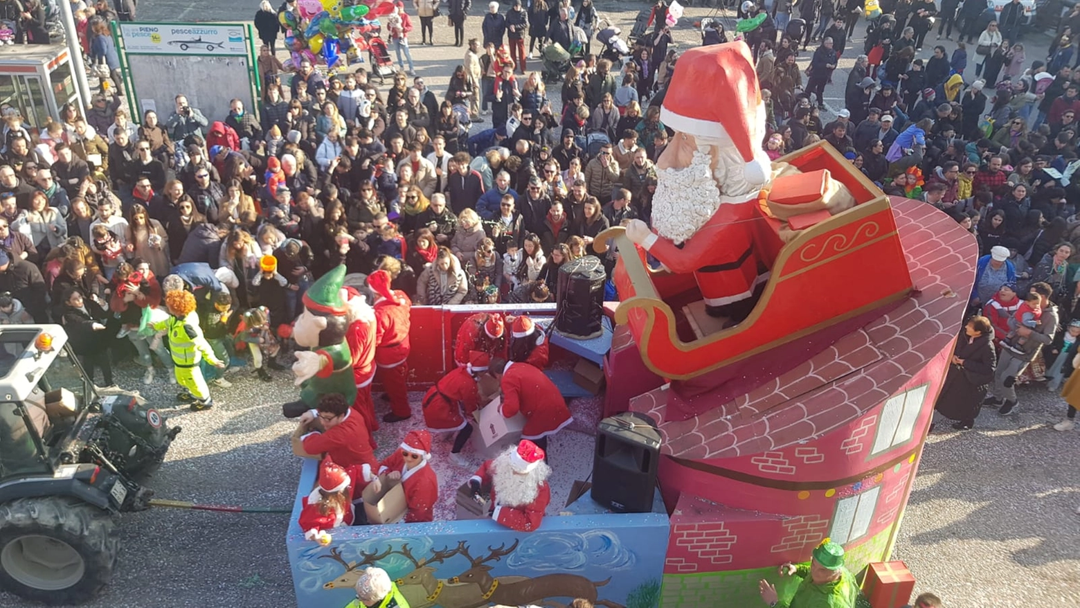 Carnevale a Villa Fastiggi: uno dei carri della sfilata che ha attirato circa 15mila persone