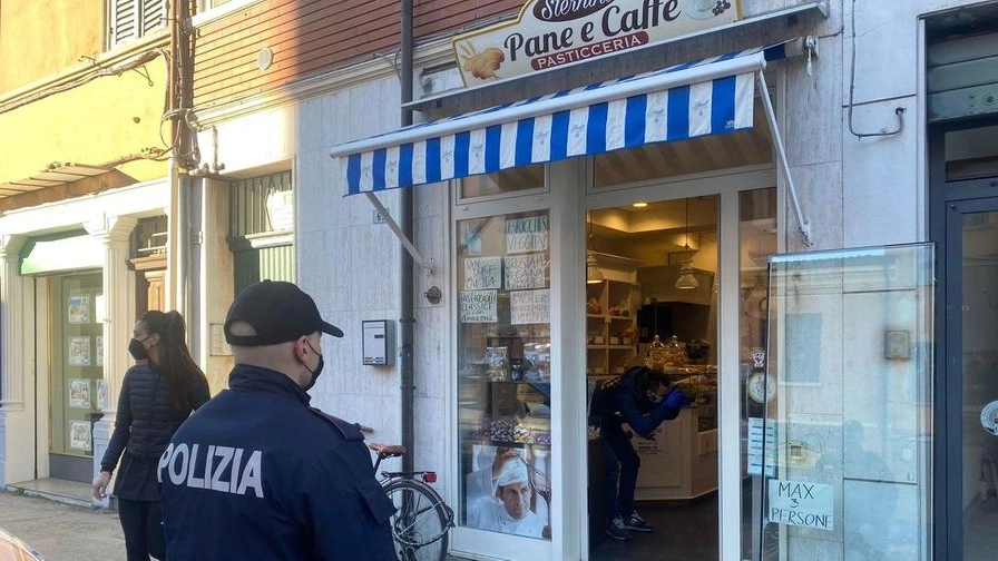La polizia da ‘Pane e caffè Sternini’ (foto Zani)