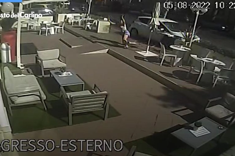 La donna travolta dall'auto impazzita a Rimini nel filmato delle telecamere di un hotel