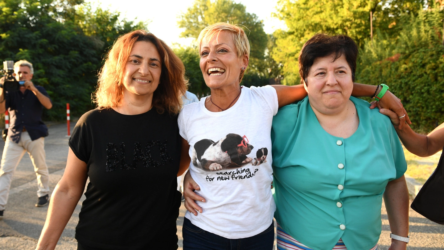 Daniela Poggiali all’uscita dal carcere di Bologna abbracciata dalle sorelle Barbara e Claudia