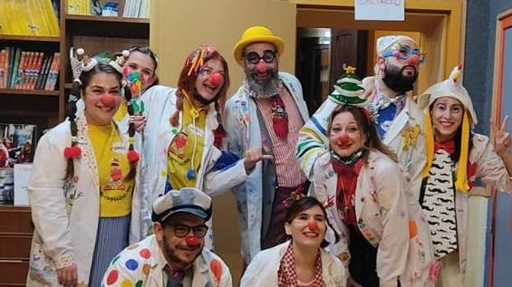 Dottori vestiti da clown negli hub per i vaccini ai più piccoli