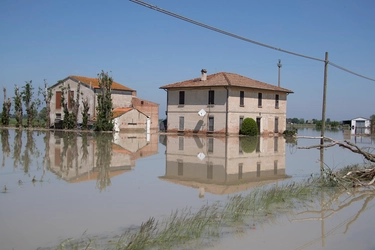 Alluvione Bologna: a Medicina tornano a casa i residenti di via Olmo. Spazzate Sassatelli ancora sott’acqua