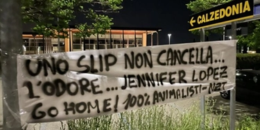 Verona, blitz animalisti contro Calzedonia: "Jennifer Lopez go home!"