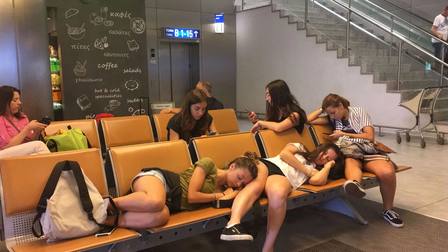 Le ragazze pesaresi, sfinite, in aeroporto ad Atene