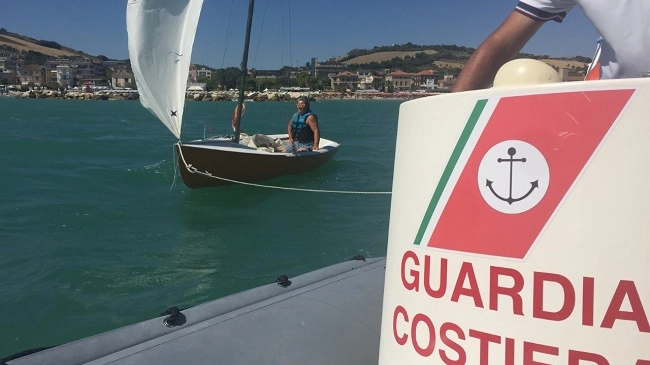 Porto San Giorgio, barca a vela soccorsa in mare
