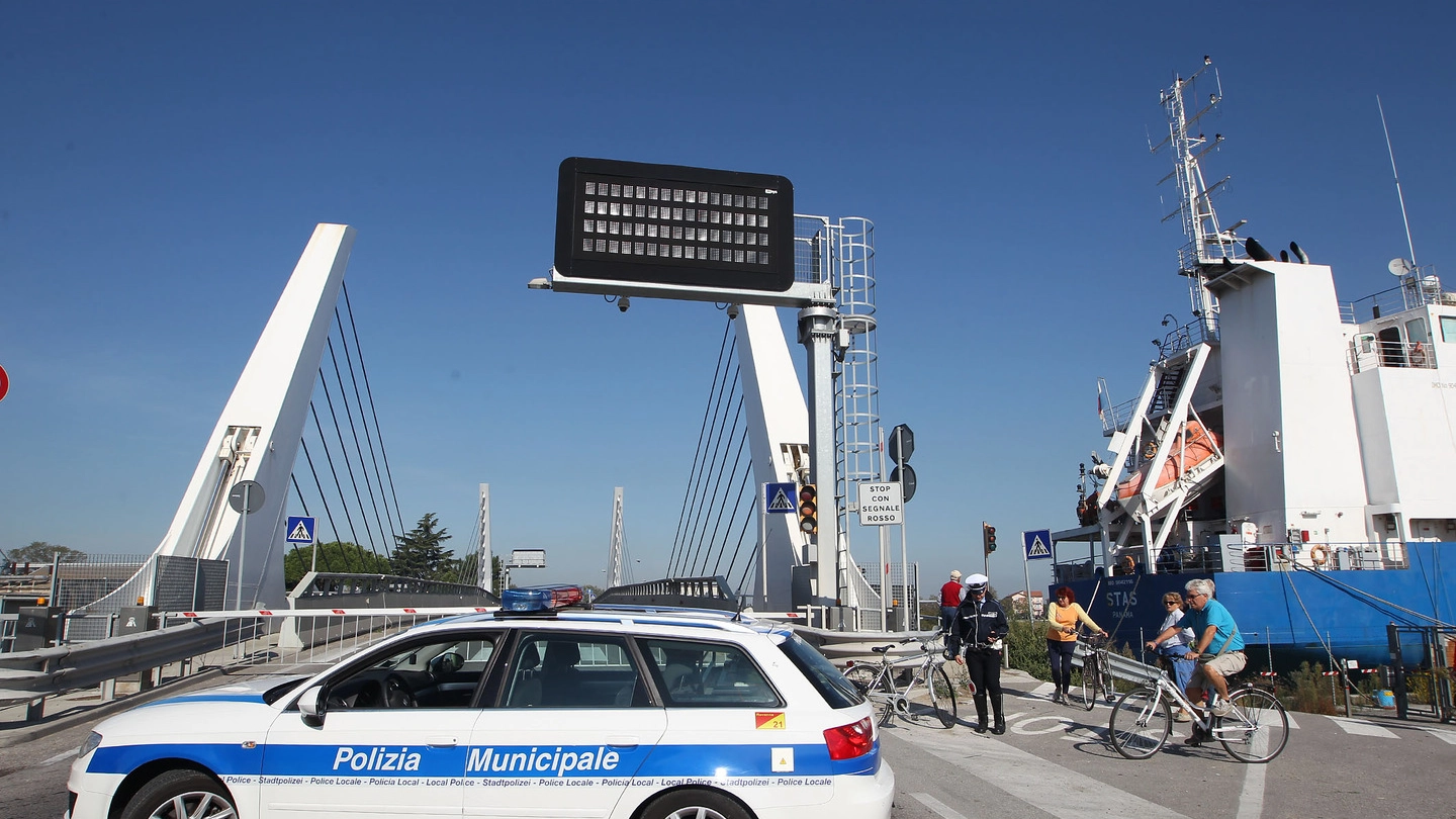 Ponte mobile chiuso, prevista una circolazione alternativa (foto Zani)