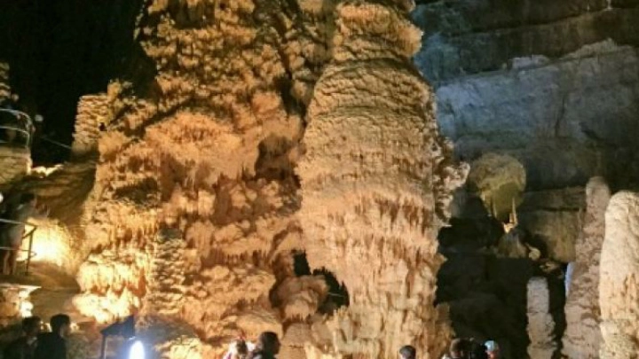 Visitatori all'interno delle Grotte di Frasassi