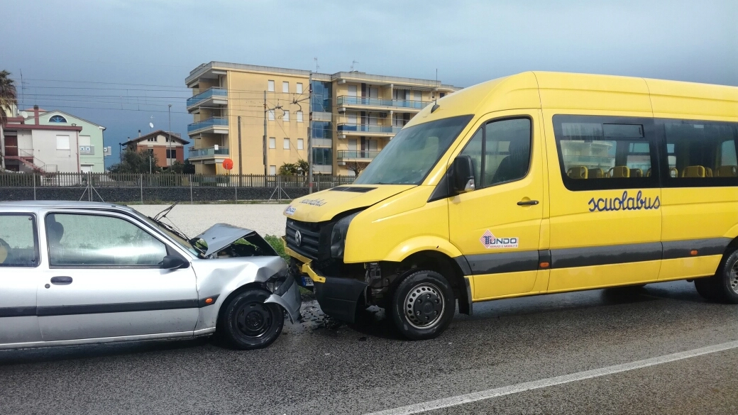 Lo scuolabus e la macchina dopo la collisione