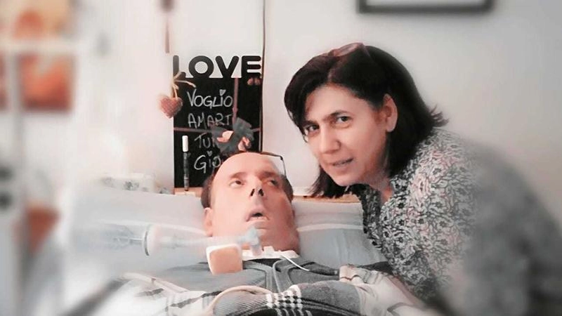 Antonio e Maila, coppia inseparabile da una vita: l’ex cuoco è paralizzato a letto 
