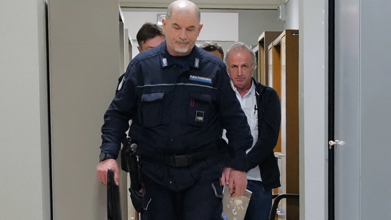 Daniele Severi, 63 anni, scortato ieri in tribunale dagli agenti della Penitenziaria (Frasca)