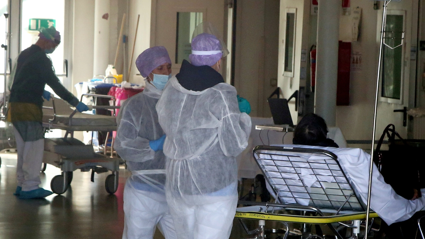 Pazienti in arrivo al pronto soccorso del Bufalini (foto Luca Ravaglia)