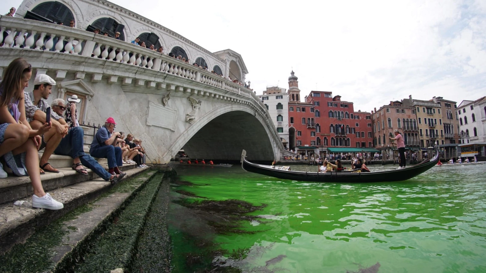 Chiazza verde fluo nei canali a Venezia