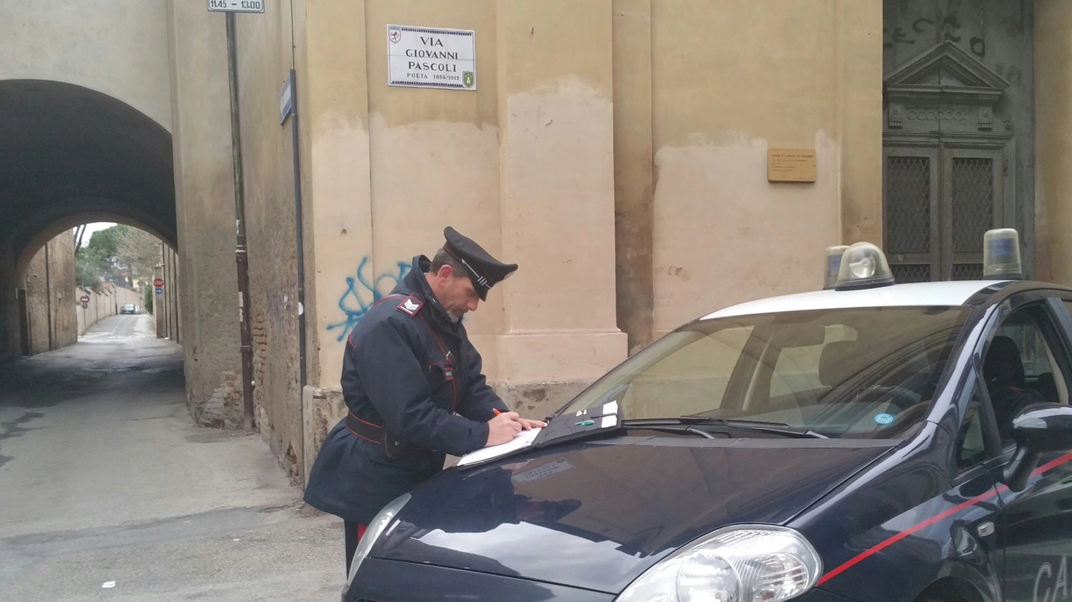 I carabinieri in via Pascoli