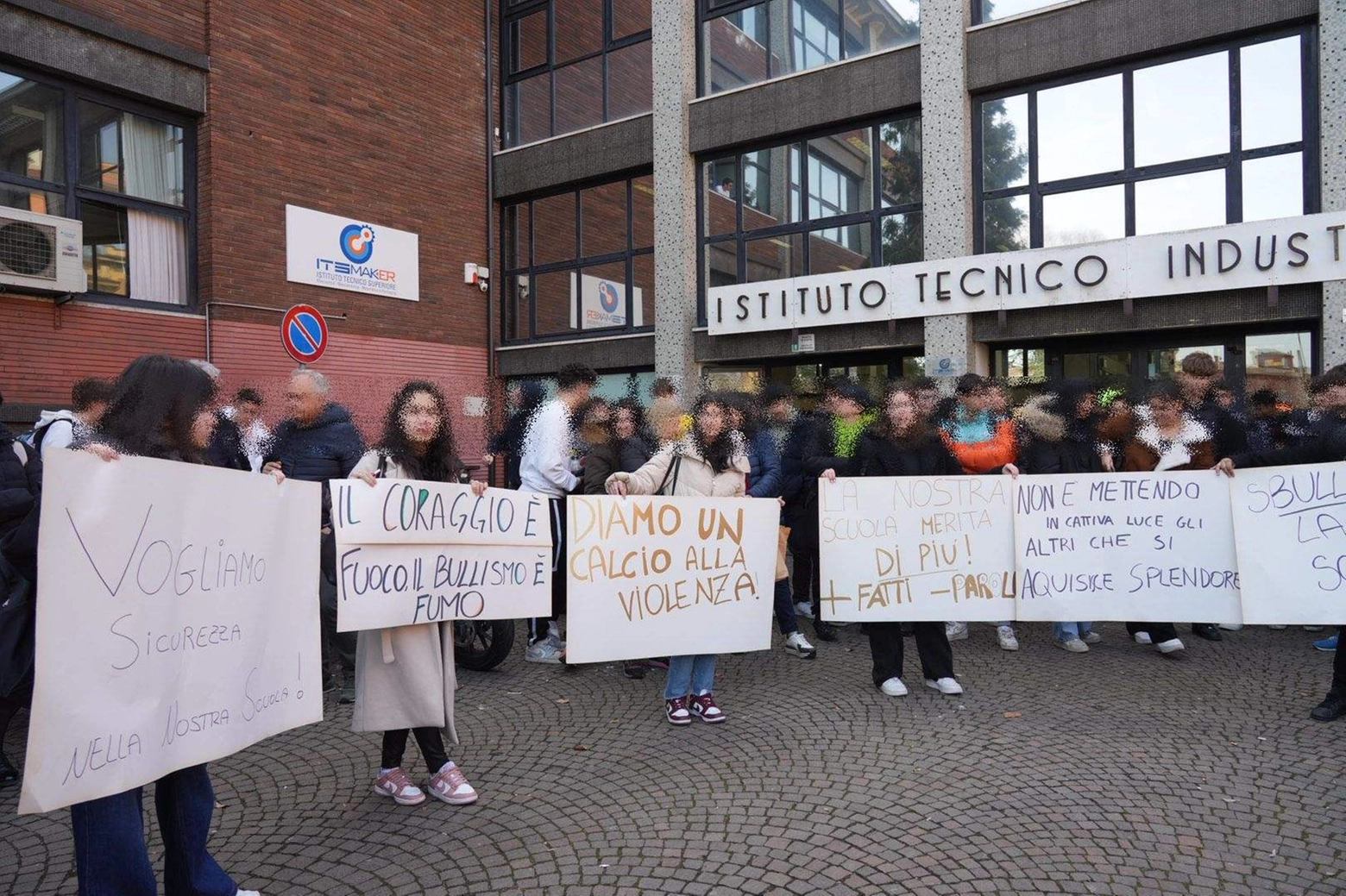 La manifestazione degli studenti davanti al Corni di Modena