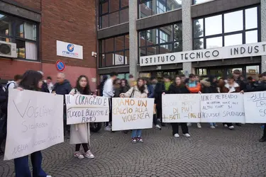 Aggressioni al Corni di Modena, la manifestazione degli studenti contro la violenza