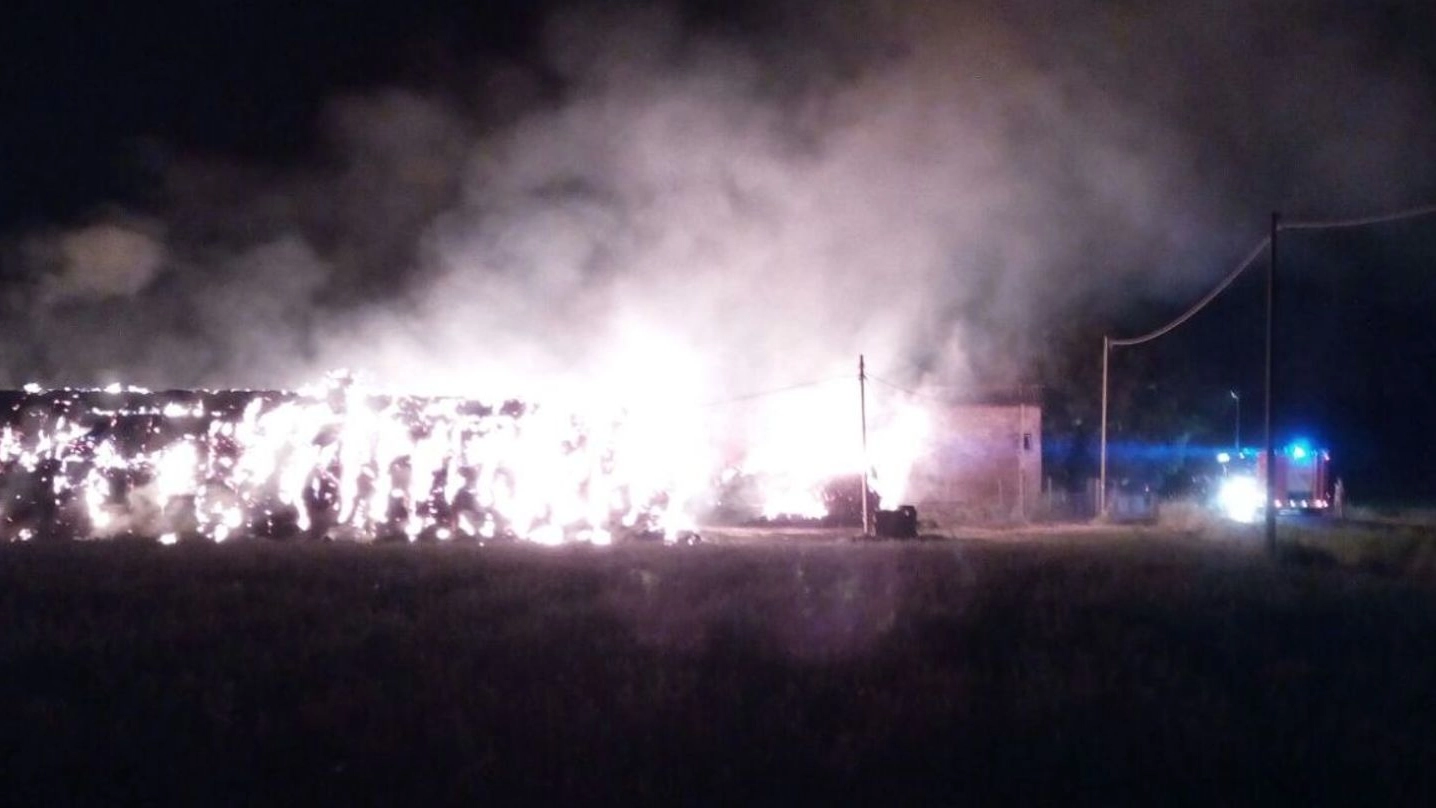 Le fiamme alte, ieri sera, nell’azienda agricola situata in via San Clemente, al confine con Bastiglia