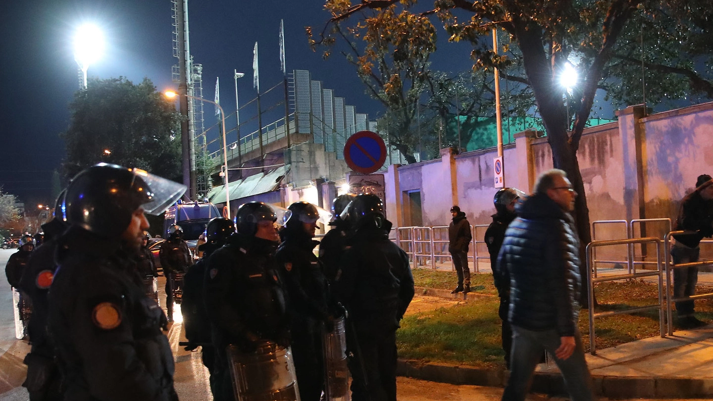 Vis Pesaro Fano, i poliziotti schierati durante il match di andata (Fotoprint)