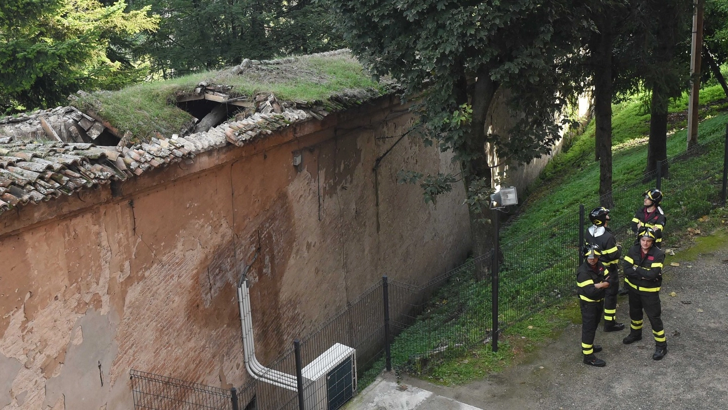 La parte di tetto del portico di San Luca crollato (Foto Schicchi)
