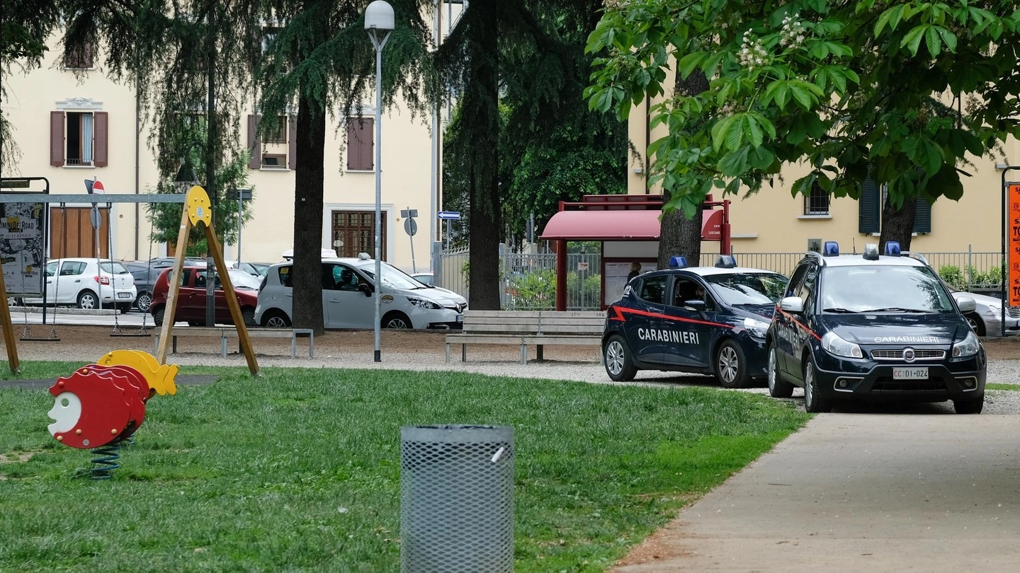 I carabinieri in piazza Spadolini dopo l’aggressione del 40enne (Schicchi)