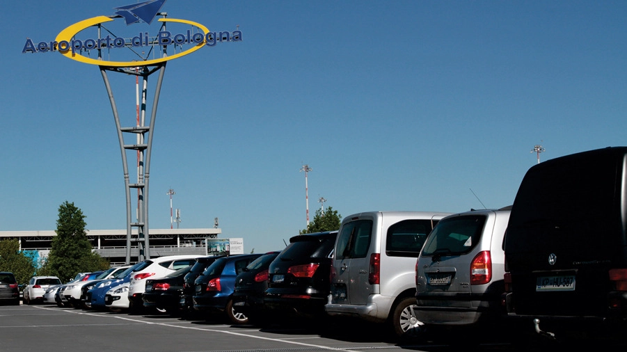 Parcheggio all’aeroporto di Bologna, in arrivo altri posti auto (foto Dire)