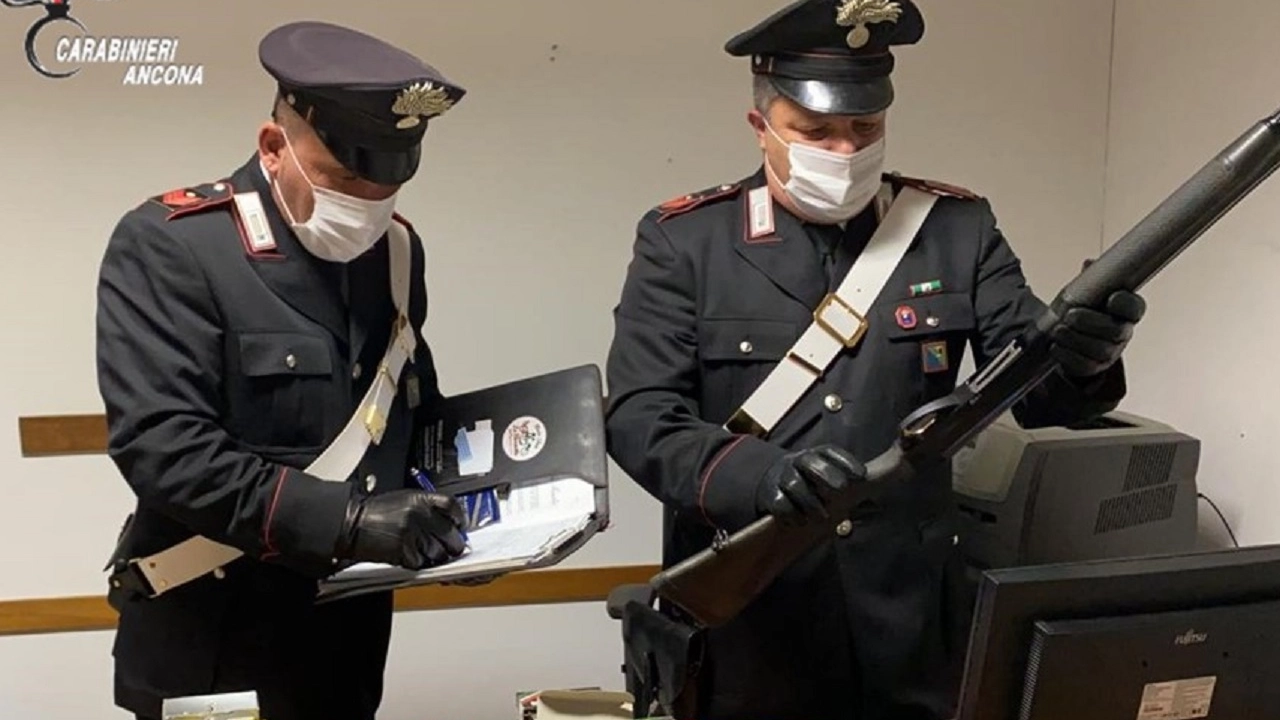I carabinieri con il materiale sequestrato