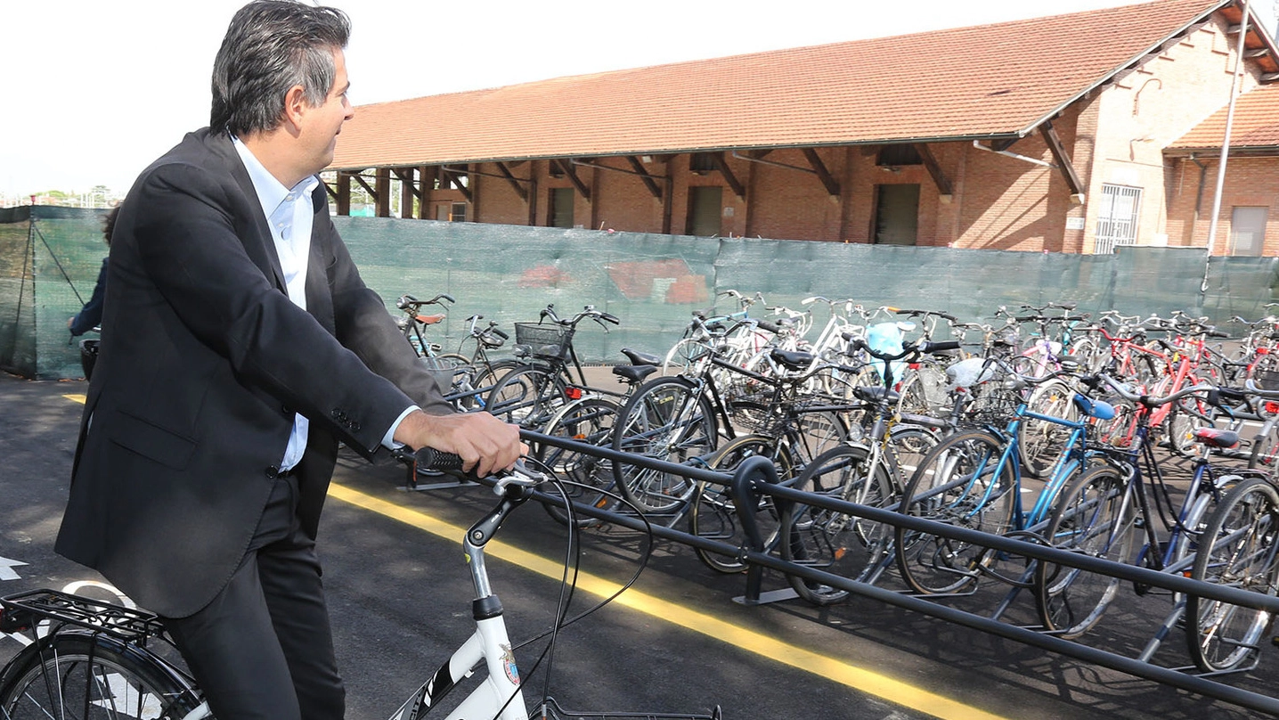 Il sindaco Daniele Manca a lato del parcheggio realizzato per le biciclette dei pendolari