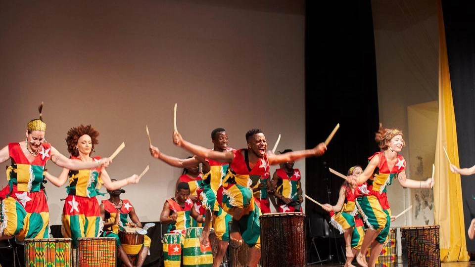 Ritmi e percussioni africane  Notte di danze con Bruxtar