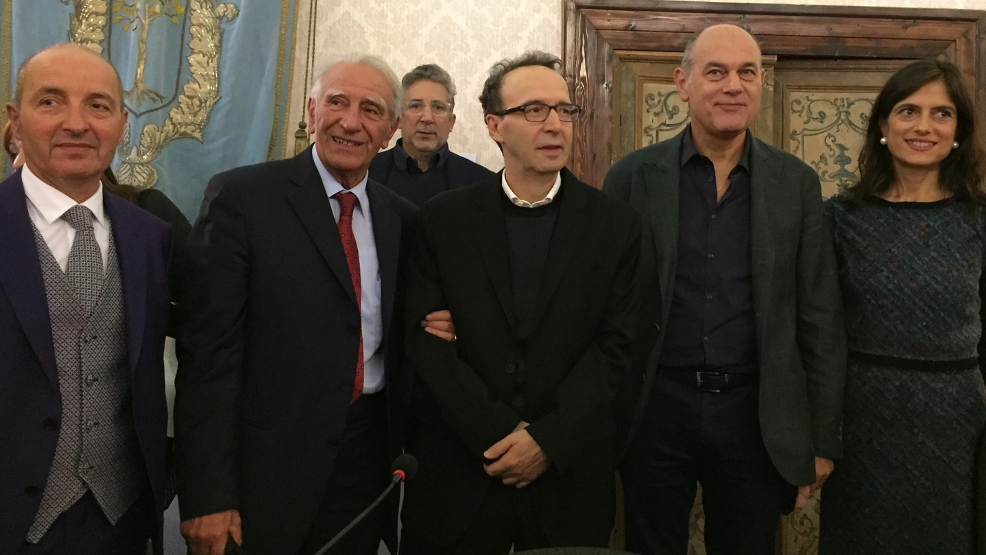 Da sinistra il sindaco Scuppa, il professor Musarra, Benigni, il sindaco Bacci, Lucia Chiatti
