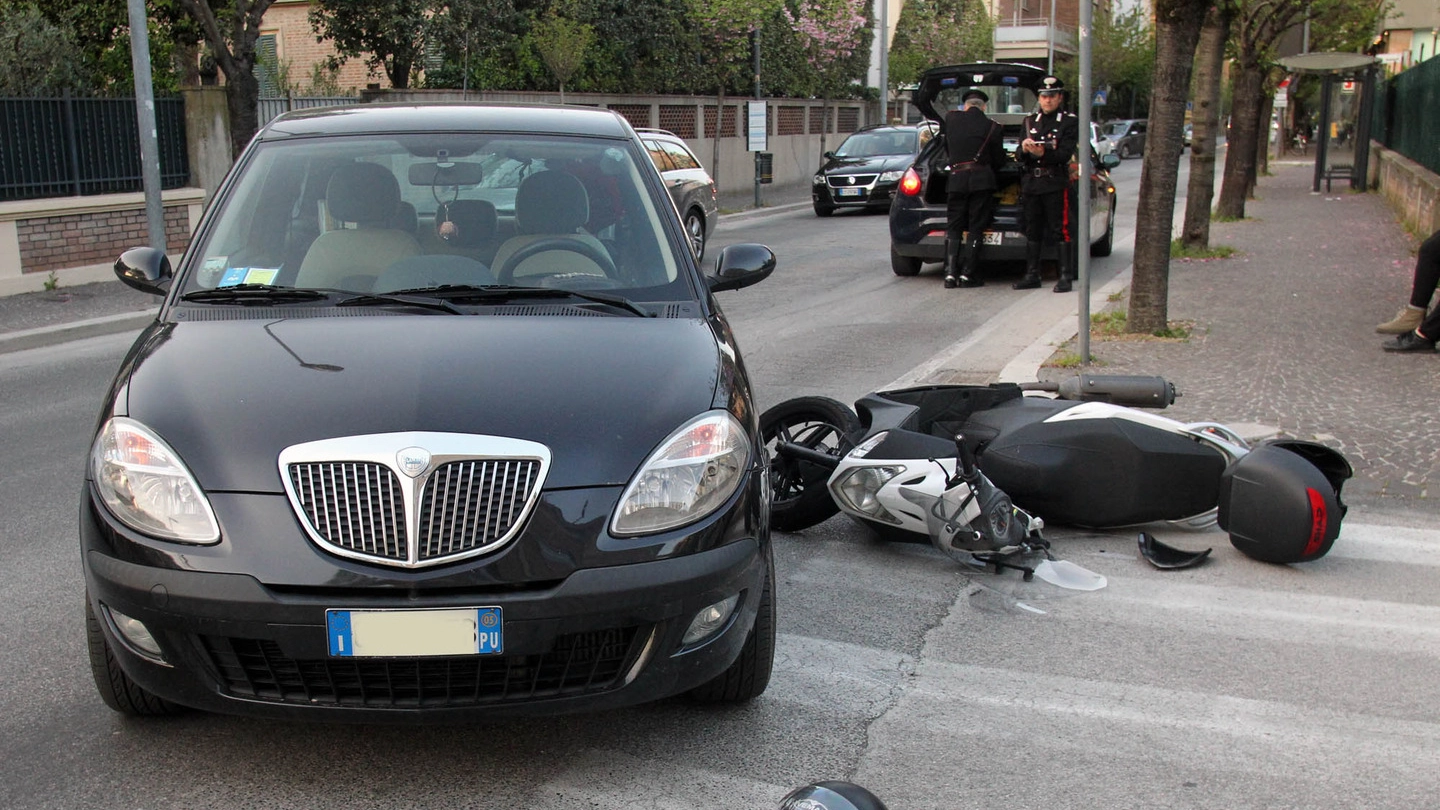 Pesaro, incidente in via Pascoli (Fotoprint)