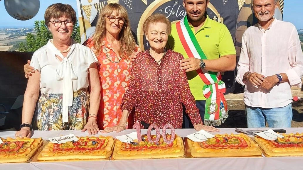 

Tanti auguri a nonna Norberta: 100 anni d'amore a Terre Roveresche e patatine fritte