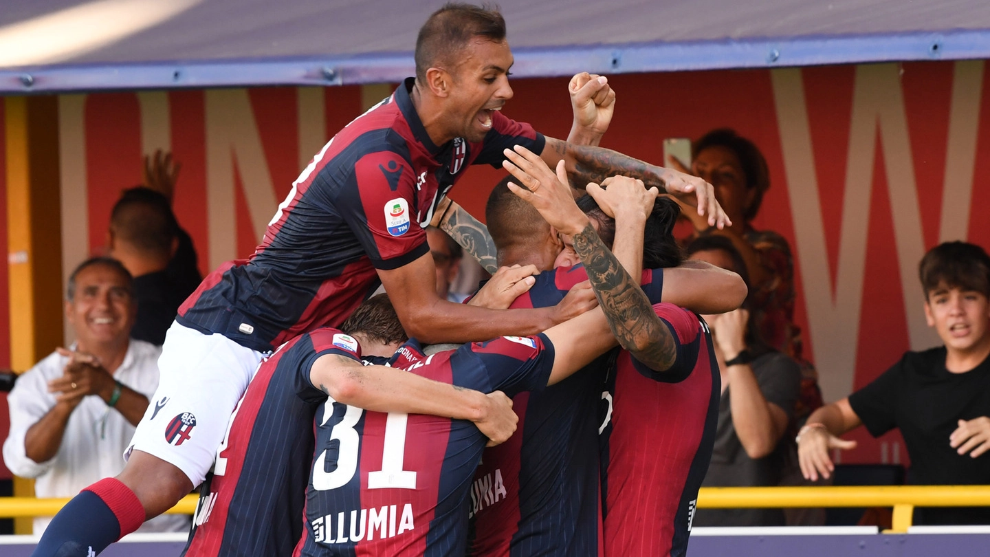 Bologna-Roma 2-0, la festa rossoblù dopo il raddoppio di Santander (FotoSchicchi)