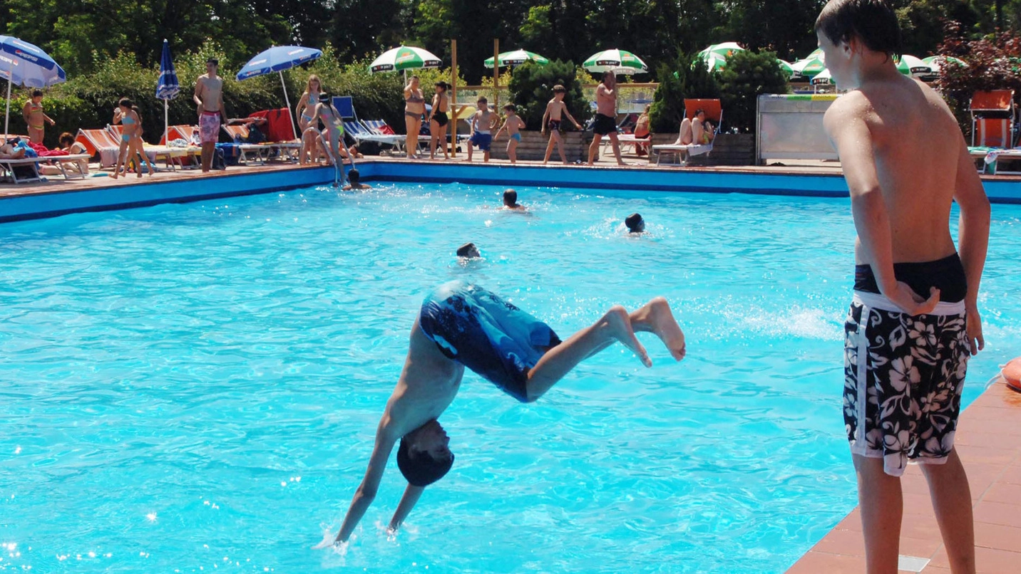 Un tuffo in piscina per sfuggire alla calura estiva, ma occorre sempre essere prudenti