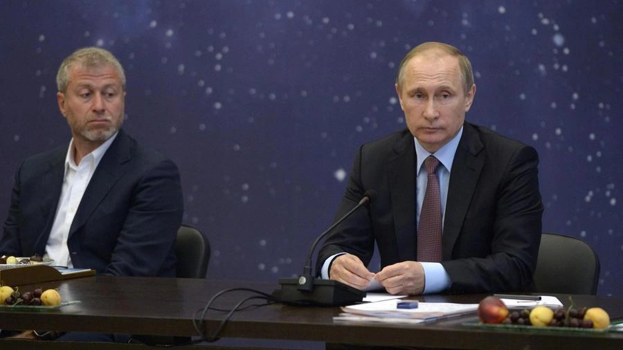 Roman Abramovich e Vladimir Putin in una foto d'archivio (Ansa)