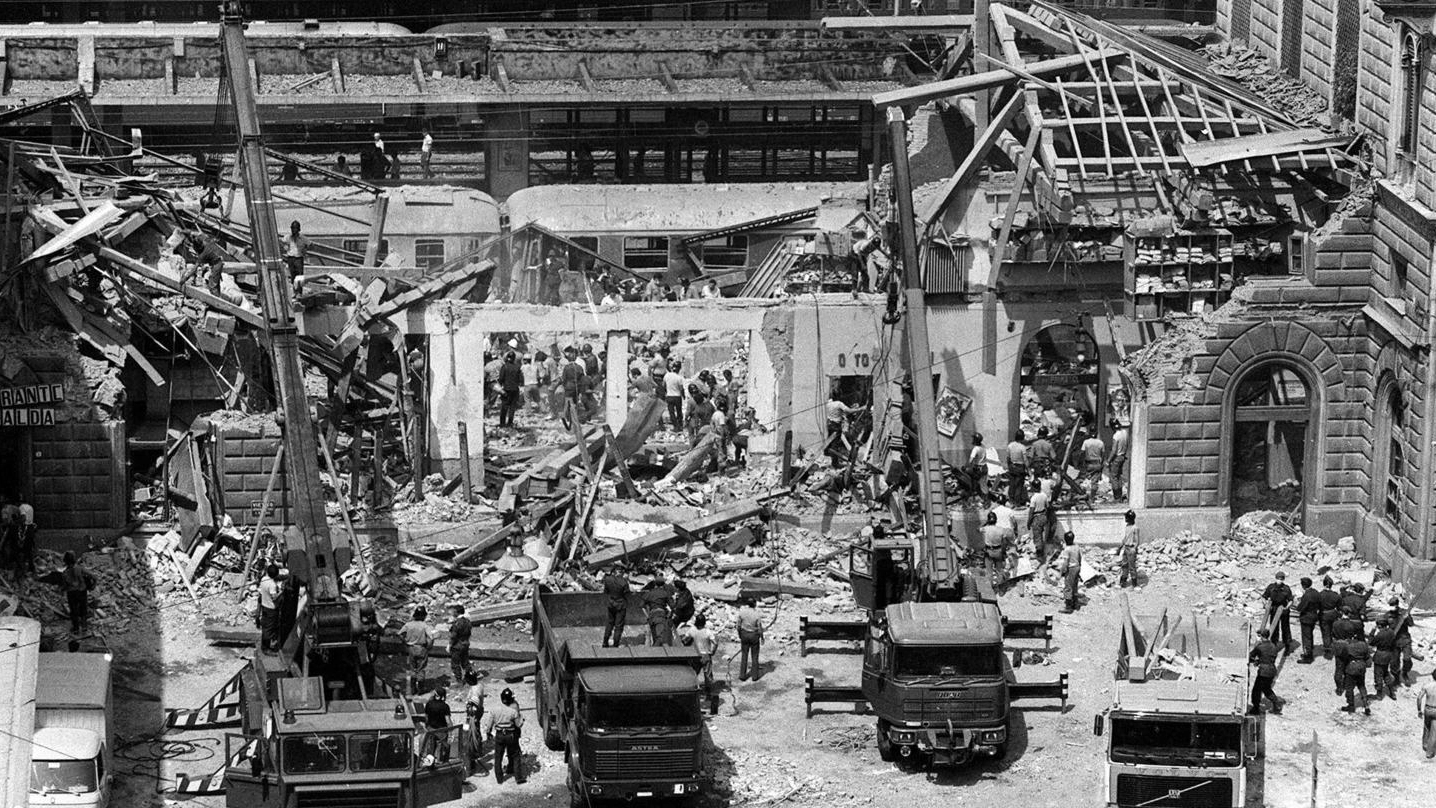 Ciò che restò della sala d’aspetto di seconda classe della stazione di Bologna dopo l’attentato del 2 agosto 1980 (Ansa)