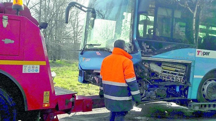 Incidente a Sasso Marconi, l’autobus danneggiato nell’incidente con la Bmw
