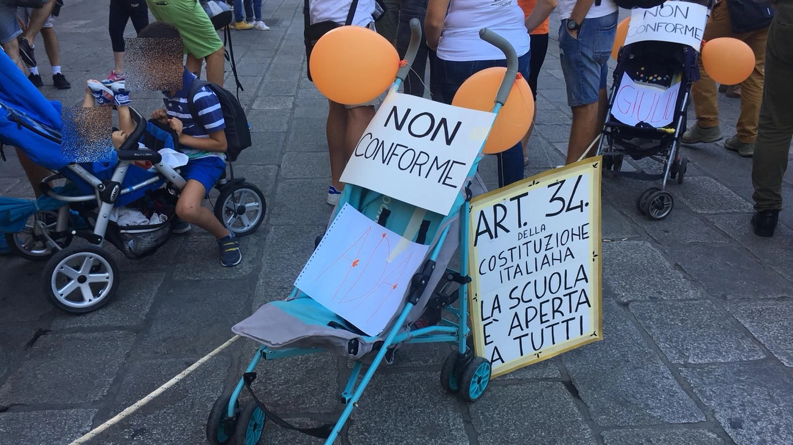 Corteo dei no-vax a Bologna, alcuni degli slogan