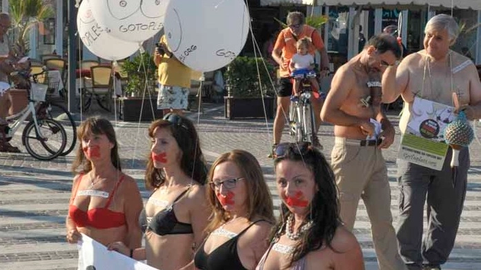 Riccione, la manifestazione 'Go Topless' (Fotoriccione)