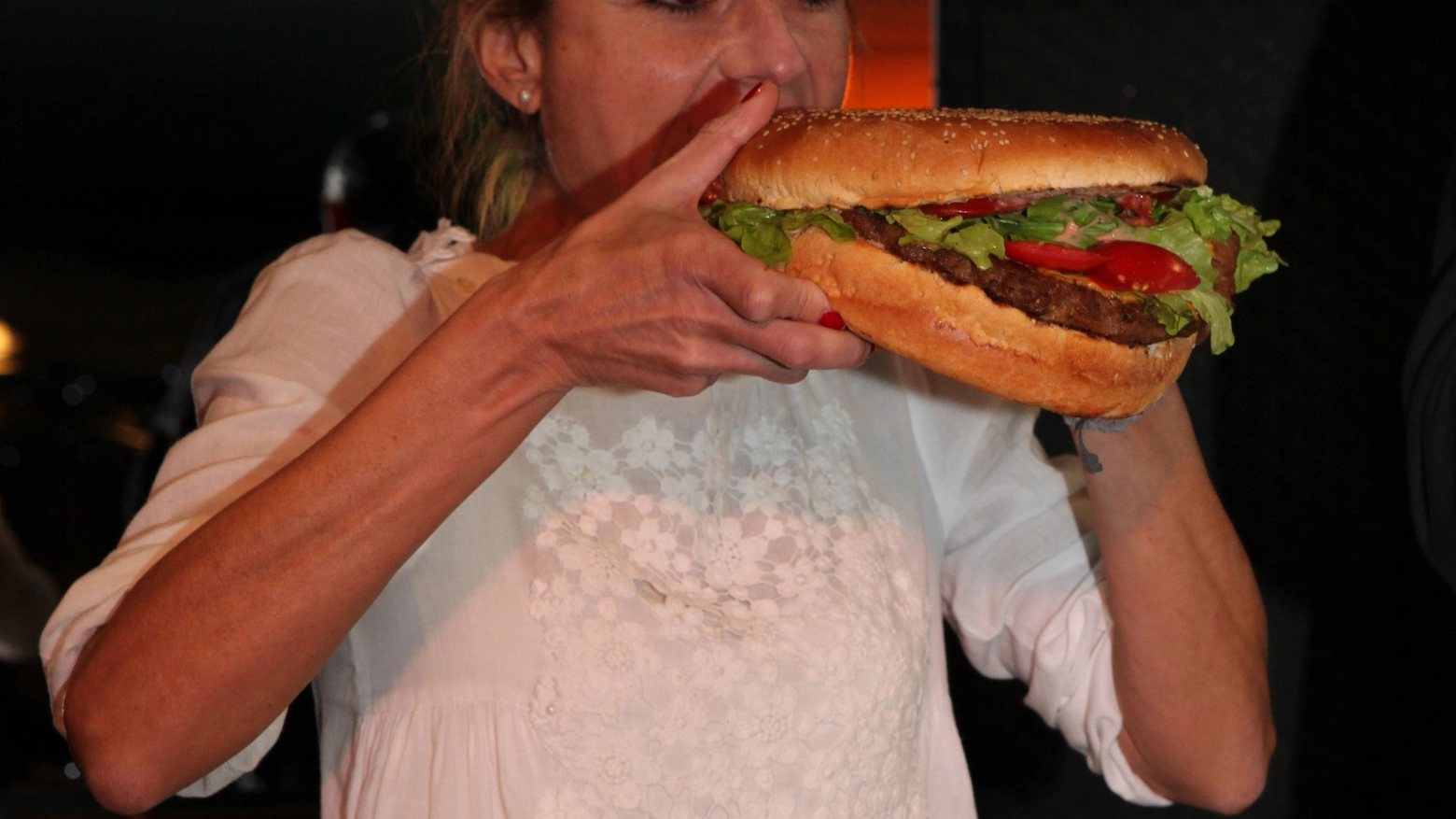 Caterina Bianchi mentre mangia il mega-hamburger