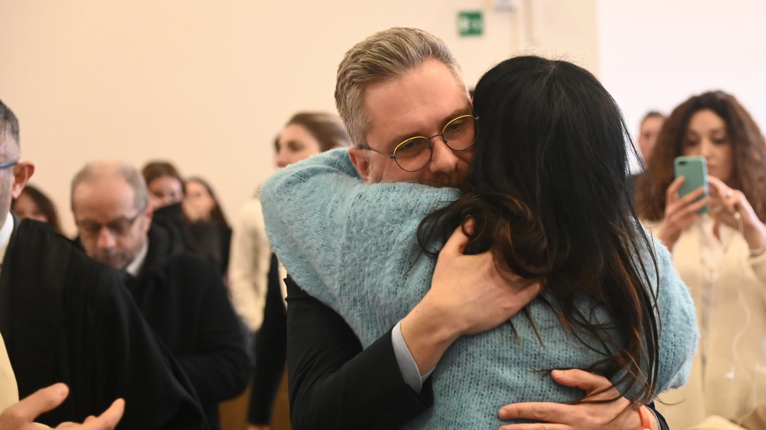 En kram mellan borgmästaren i Bologna Lebor och offrets syster, Stefania Matteussi (Foto av Schicchi)