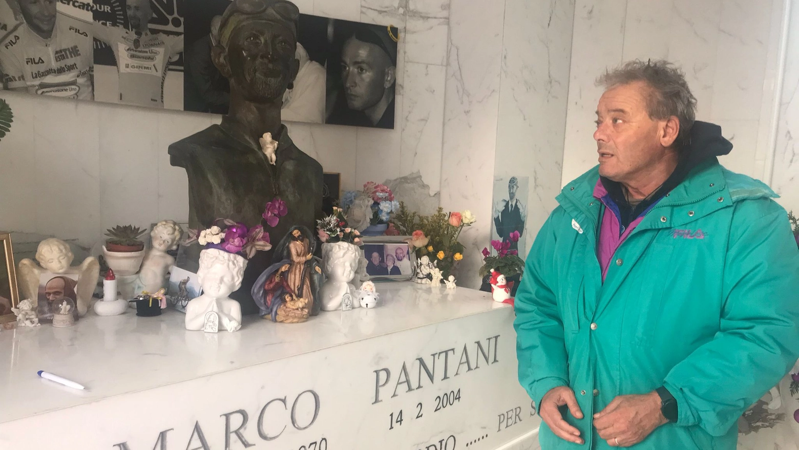 Il nostro Leo Turrini davanti alla tomba di Marco Pantani