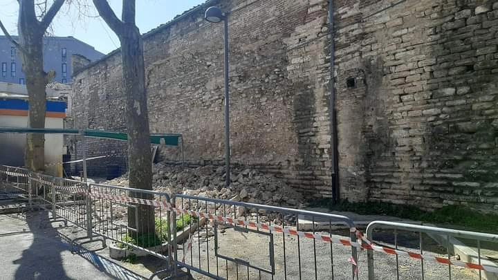 Le storiche mura crollate in piazzale Matteotti