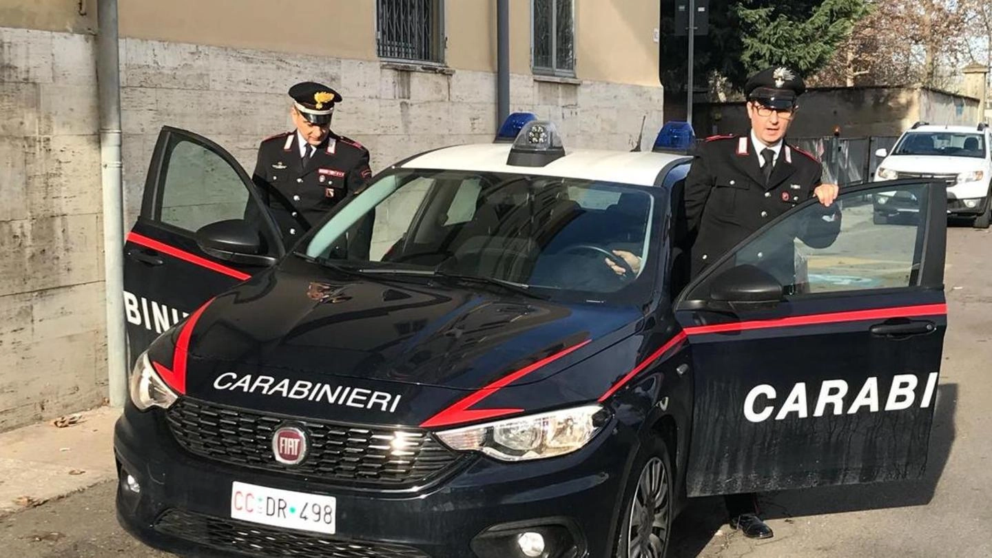 I carabinieri davanti alla casa di Spilamberto