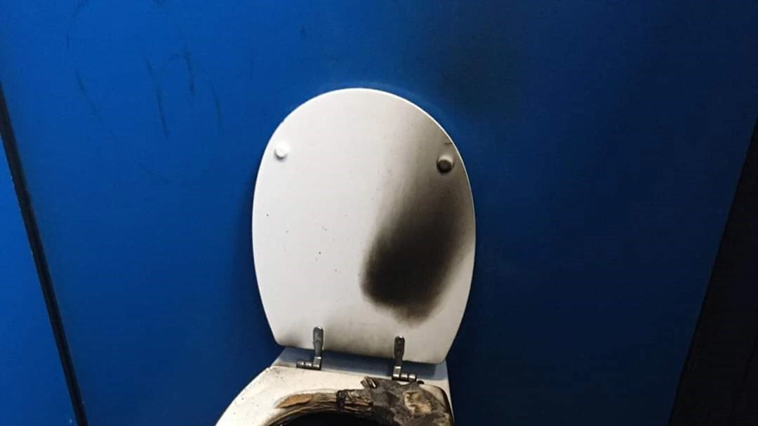 La toilette fatta saltare con un petardo al liceo Copernico ha generato fumo e puzza